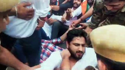गैंगरेप के विरोध में छात्र संगठनों का विरोध  पुलिस से धक्का-मुक्की