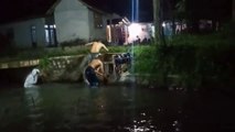 PRANK POCONG BIKIN NGAKAK !!! GANGGU ORANG MANDI DI KALI | EPISODE 3 | FUNNY GHOST PRANK ! DISTURB THE MAN BATHING IN THE RIVER