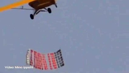 “Benedetto XVI non ha mai abdicato”: Il misterioso striscione apparso nei cieli di Ostia