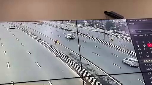 டெல்லி-மீரட் எக்ஸ்பிரஸ் நெடுஞ்சாலையில் பள்ளிப் பேருந்து - கார் மோதல்- 6பேர் பலி! - சிசிடிவி கோர காட்சி!