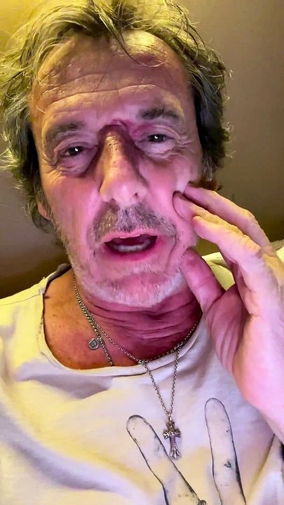 Regardez Jean-Luc Reichmann qui a découvert cette nuit que de très nombreux sites "sérieux" ont décrit en détails sa maison à Versailles... qui n'existe pas !