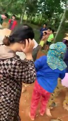 Cứu thành công cháu bé mắc kẹt trong trụ bê tông làm móng cột điện