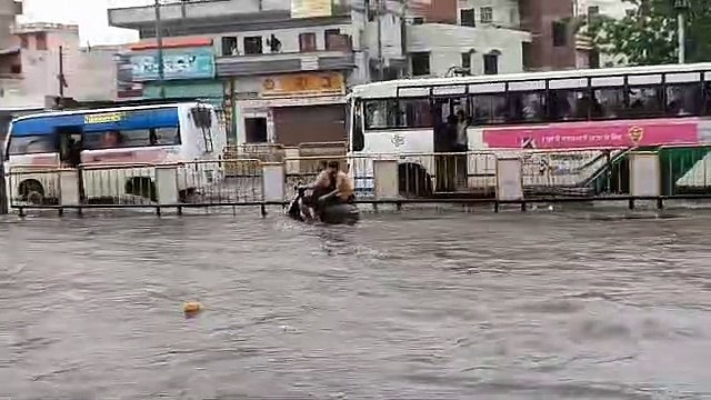 जगह-जगह जलभराव, रातभर जुटा रहा नगर निगम