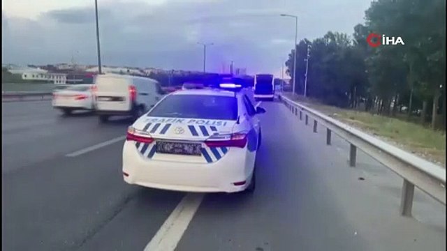 TEM Otoyolu’nda feci kaza: 3 yaralı ardından çekici ile götürüldü. Polis kaza ile ilgili inceleme başlattı.