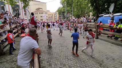 Susto en la entrada del callejón en el quinto encierro con toros de Núñez del Cuvillo