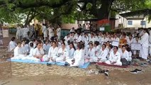 नर्सों ने शुरू की अनिश्चितकालीन हड़ताल, धरना दिया, ज्ञापन सौंपा