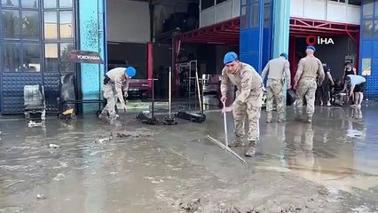 Komando bölüğü esnafın yaralarını sarıyor