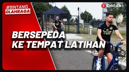 Momen Para Pemain Arsenal Bersepeda ke Tempat Latihan
