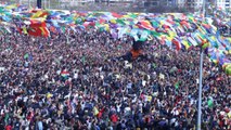 Sezen Aksu'nun, 2002'de Diyarbakır Newroz'unda verdiği konser yeniden gündem oldu: Zeynep Casalini gözyaşlarını tutamadı