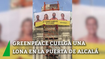 Greenpeace cuelga una lona en la Puerta de Alcalá contra los candidatos: "¿El cambio climático os la suda?"
