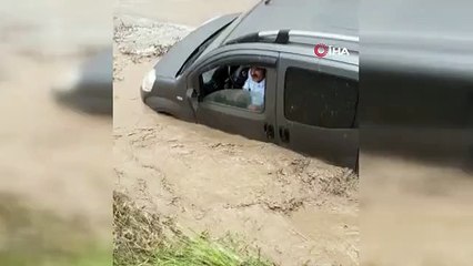 Selde mahsur kalan aile kurtarıldı
