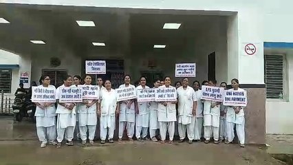 नर्से की अनिश्चितकालीन हड़ताल जारी, इटारसी में नर्सिंग कॉलेज छात्राओं ने संभाला मोर्चा
