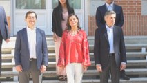 La Reina Letizia luce una colorida blusa étnica de marca ucraniana