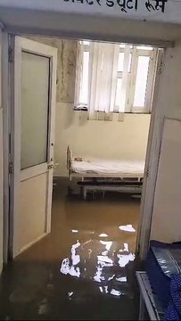 Monsoon: 'इंद्रदेव' मेहरबान होते ही SMS Hospital Exposed! पानी में डूबे मरीजों के वार्ड, छतों से टपका पानी, देखें वीडियो
