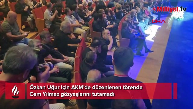 Özkan Uğur için AKM'de düzenlenen törende Cem Yılmaz gözyaşlarını tutamadı.
