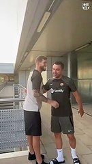 Íñigo Martínez y Xavi Hernández, saludándose en la Ciutat Esportiva