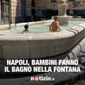 Napoli, bambini fanno il bagno nella fontana