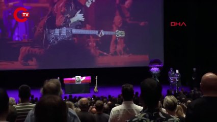 Özkan Uğur'un eşi salondakilerden tek bir ricada bulundu