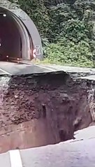 Darıcabaşı Tüneli önündeki yol çöktü