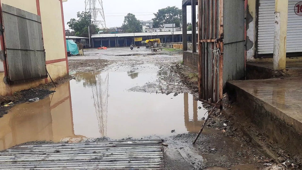 मंडी के गेट पर जमा हुआ पानी,कीचड़ से निकलना मजबूरी