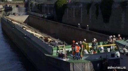 Parigi, a Notre-Dame arriva il telaio del tetto: "Un momento magico"