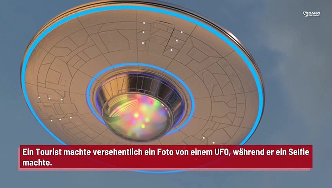 Während er ein Selfie macht, fotografiert er ein UFO