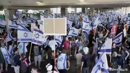 Download Video: Israele: manifestanti in corteo a Tel Aviv nell'aeroporto Ben Gurion