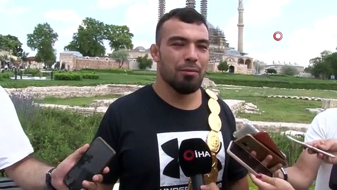 Chefwrestler Zeybek: „Ich sagte, ich werde den Gürtel nehmen und diese Straße entlanggehen.“