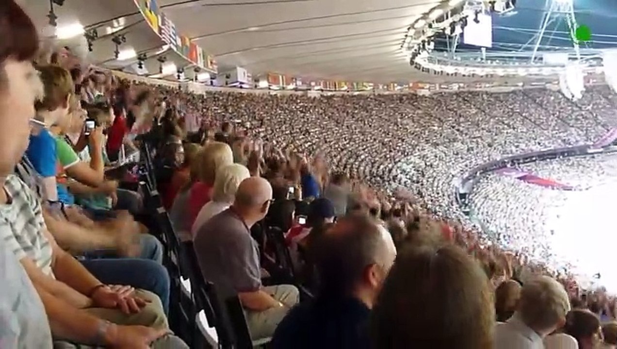A Huge Flock of Birds Draws Strange Faces And Signs In the Sky.