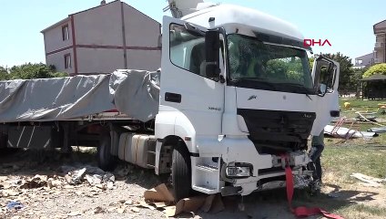 1 mort, 1 blessé dans la voiture heurtée par un camion passant un feu rouge à Eskişehir