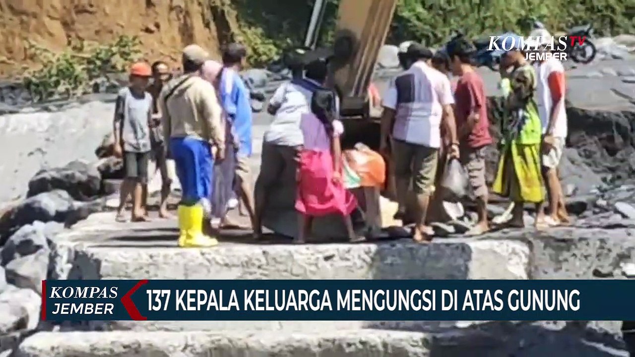 Jembatan Rusak, Relawan Salurkan Bantuan Korban Banjir Lahar Semeru Dengan Alat Berat