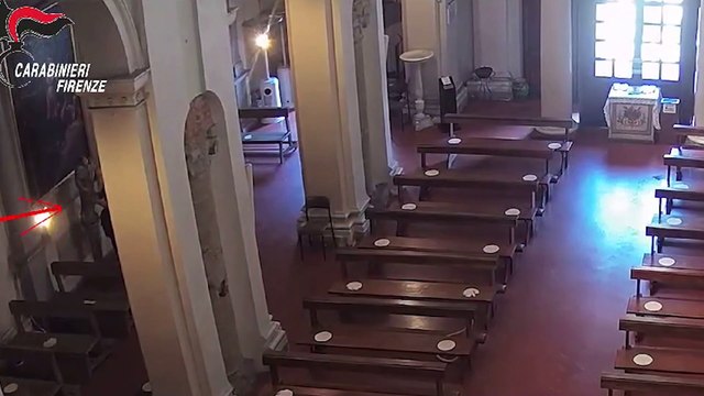 Furti nelle chiese, il ladro ruba una statua e scappa in scooter