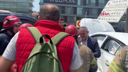 Beyoğlu'da otomobil ve minibüs çarpıştı, 1 kişi yaralandı