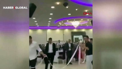 Düğünde şaşkına çeviren anlar! Damada takılan 45 metrelik takı sosyal medyada gündem oldu