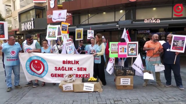 İzmir'de memurlar, zamları protesto etmek için tezgah açıp patates, soğan ve simit sattı