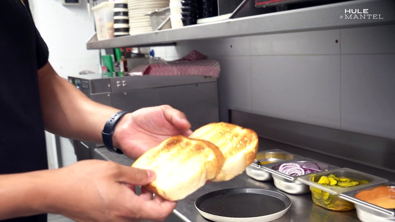 Así se elabora la Smash Burguer en la hamburgueseria La Real de Poblenou