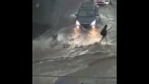 Kiev, nubifragio e città allagata: acqua trascina persone e auto - Video