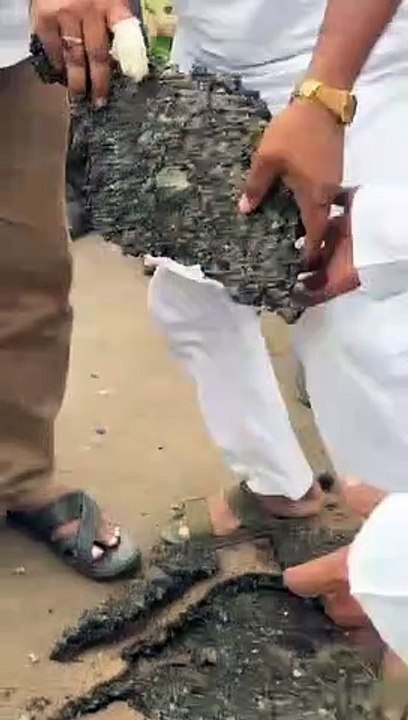 नयापुरा उंचान रोड़ घटिया,हाथ से उखड़ जाती है सड़क पर डाली डामर की परत