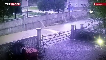 Samsun'da sağanak nedeniyle biriken su duvarı yıktı
