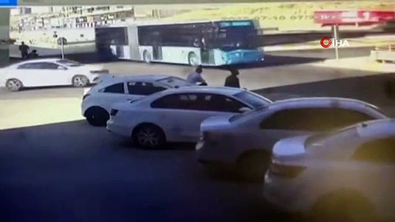 Accident d'automobile à Şanlıurfa : percuté un bus public, sauté par-dessus des voitures en stationnement