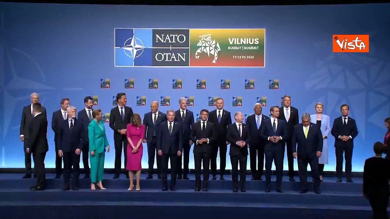 Vertice Nato, i leader posano per la foto di gruppo