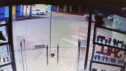 Câmeras registram colisão entre Uno e Honda Civic no Centro