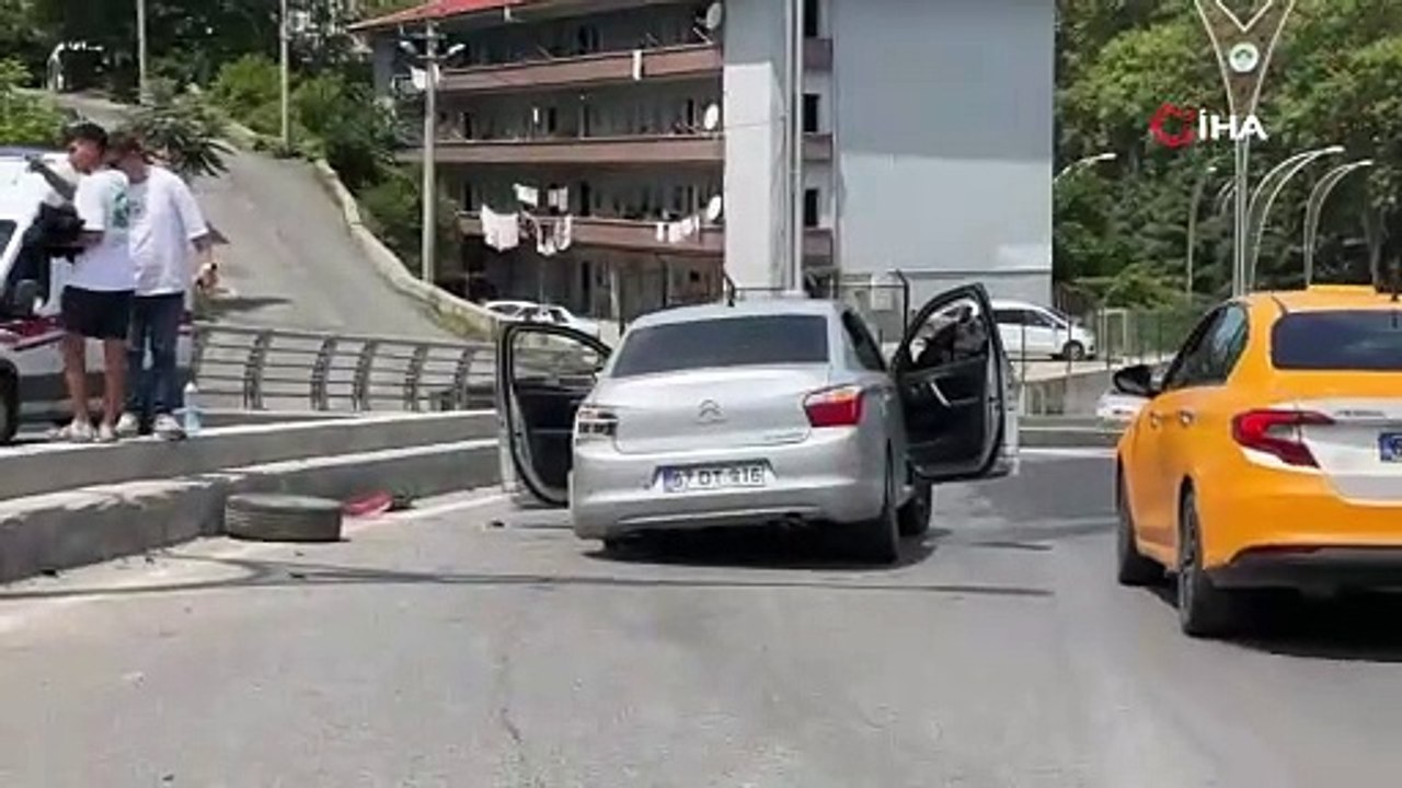 Lastiği çıkan otomobil beton bariyere çarparak durabildi