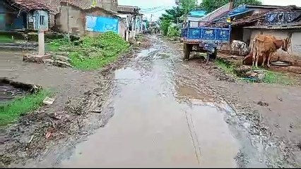 गलियों में कीचड़ से ग्रामीण परेशान