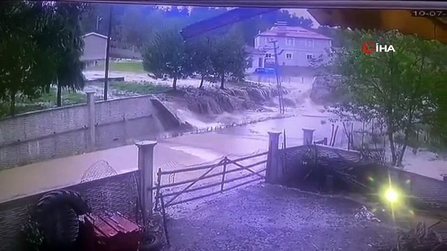 Okulun istinat duvarı sel sularına dayanamadı: Duvarın çökme anı kamerada