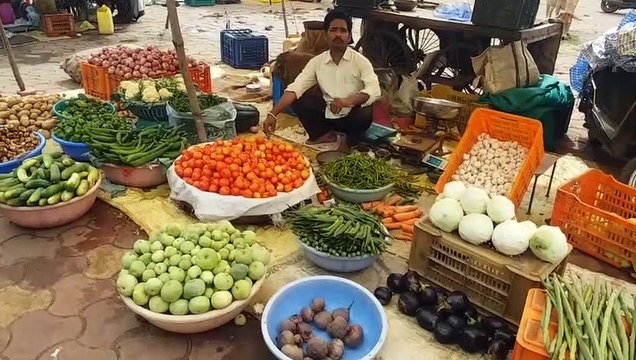 टमाटर के भाव आसमान छू रहे, लोगों के किचन का बजट बिगड़ा, अभी इसी तरह रहेंगे बाजार में टमाटर के भाव