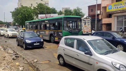 कदम-कदम पर गड्ढे...कहां से निकालें कार, लोग परेशान