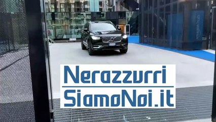 L'auto con Yann Bisseck lascia la sede dell'Inter