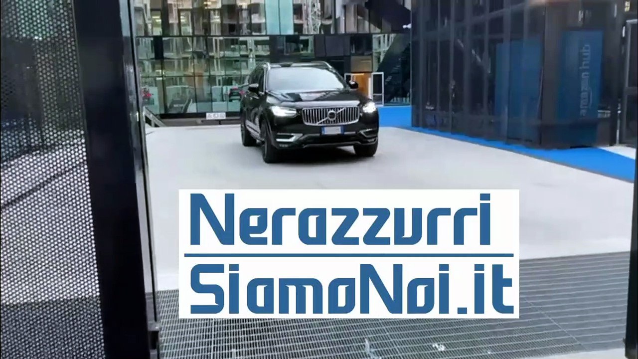 L'auto con Yann Bisseck lascia la sede dell'Inter