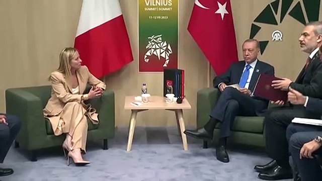 4 livres à côté d'Erdogan, qui a rencontré des dirigeants lors du sommet de l'OTAN, ont attiré l'attention